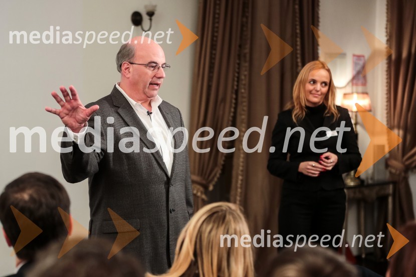 	Jeff Hoffman, svetovalec Baracka Obame; mag. Ajša Vodnik, izvršna direktorica Ameriške gospodarske zbornice (AmCham)AmCham, srečanje in pogovor z Jeffom Hoffmanom, svetovalcem Baracka Obame