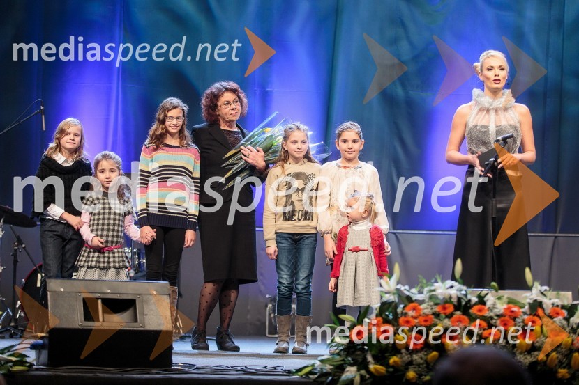 Anita Ogulin, Zveza prijateljev mladine; deklice; Pia Pustovrh, voditeljicaKoncert ob 60 letnici delovanja ansambla Avsenik