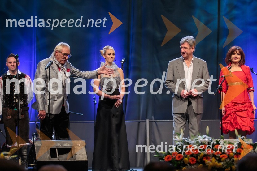 Tone Fornezzi Tof, novinar; Pia Pustovrh, voditeljica; Roman Končar; Simona VodopivecKoncert ob 60 letnici delovanja ansambla Avsenik