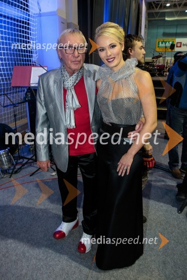 Tone Fornezzi Tof, novinar; Pia Pustovrh, voditeljicaKoncert ob 60 letnici delovanja ansambla Avsenik