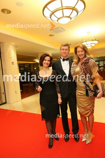 Mirjana Pelko; Martin Logar, direktor družbe Summit avto; Carmen Dobnik, odvetnicaSummit avto, predstavitev novega avtomobila Range Rover