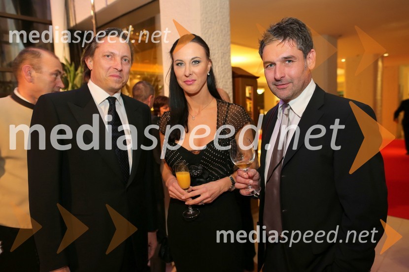 	Evgenij Komljanec, direktor Zdravstvenega doma Izola; spremljevalka; Gorazd Šinik, fotografSummit avto, predstavitev novega avtomobila Range Rover