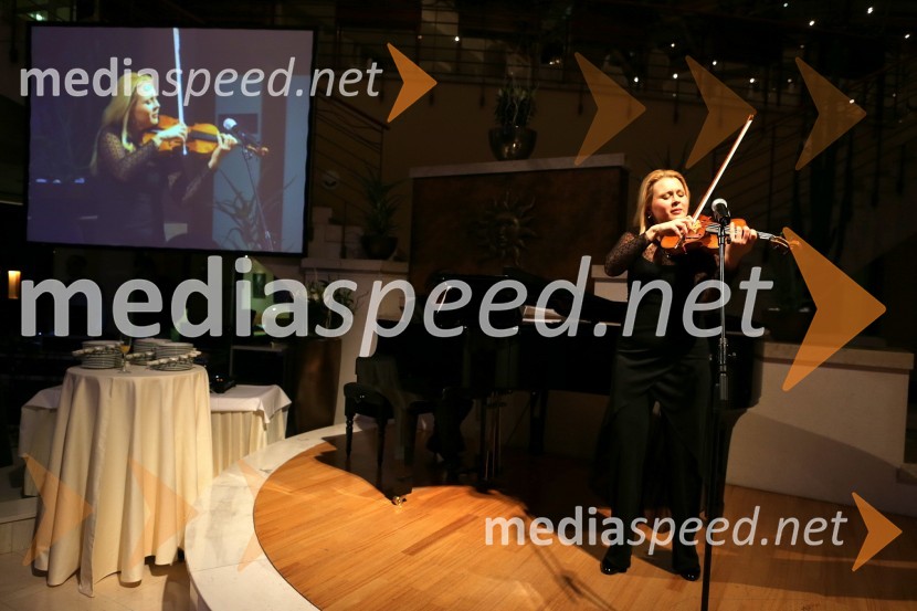 Oksana Pečeny, violinistkaSummit avto, predstavitev novega avtomobila Range Rover
