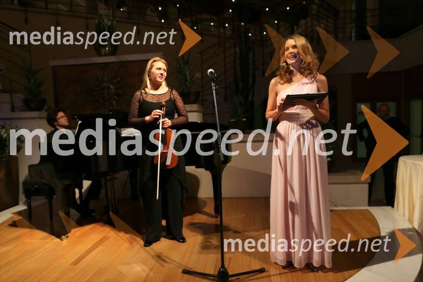 	Oksana Pečeny, violinistka; Bernarda Žarn, voditeljicaSummit avto, predstavitev novega avtomobila Range Rover