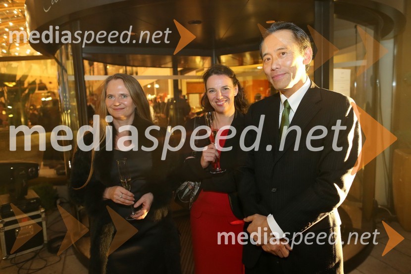 Ema Kozar; Tina Filipan, pomočnica direktorja Summit Leasing Slovenija; Hiroshi Nakagawa, izvršni direktor Summit AvtoSummit avto, predstavitev novega avtomobila Range Rover