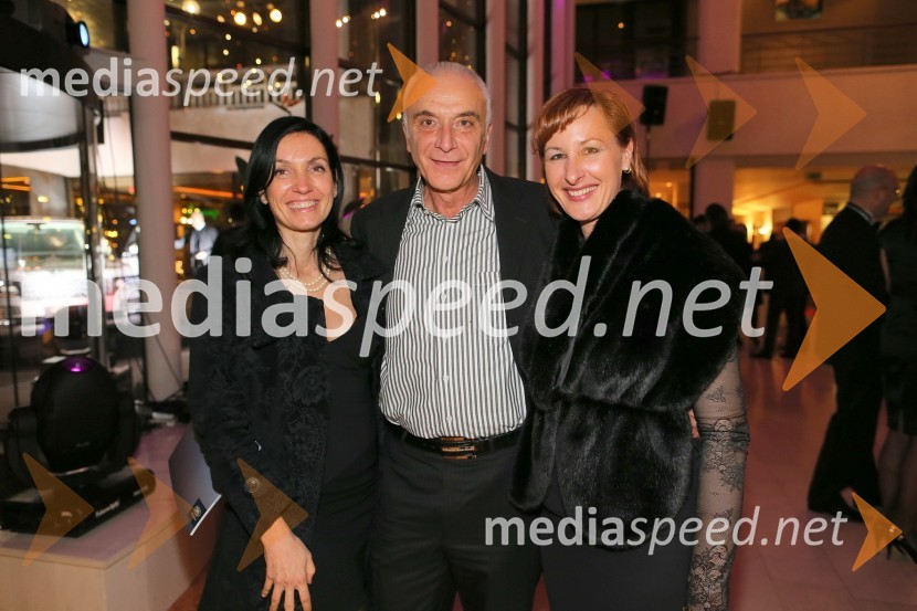 	Dr. Irena Fonda, direktorica podjetja Fonda.si; Ivo Boscarol, Pipistrel; Maja Križmančič, izvršna direktorica za hotelsko operativo LifeClassSummit avto, predstavitev novega avtomobila Range Rover