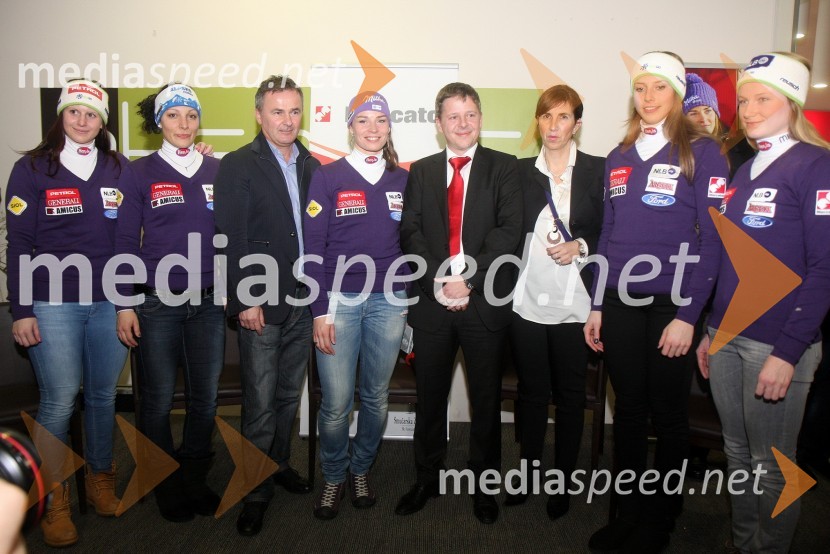 Ula Hafner, smučarka; Ilka Štuhec, smučarka; Primož Ulaga, direktor Smučarske zveze Slovenije; Tina Maze, smučarka; Igor Maroša, član uprave Mercator d.d.; ...; Ana Bucik, smučarka; Ana Drev, smučarkaDruženje s Tino Maze in predstavitev srebrnika z njeno podobo