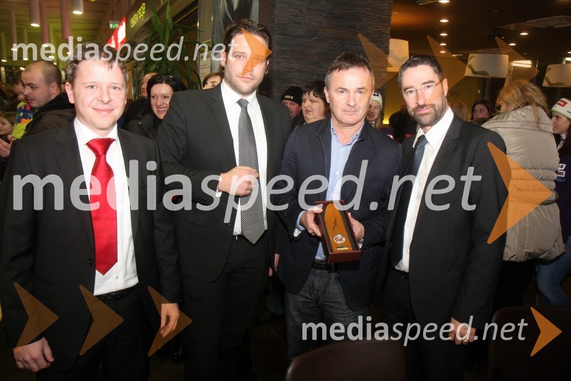 Igor Maroša, član uprave Mercator d.d.; Jure Cekuta, vodja marketinga Zlatarne Celje; Primož Ulaga, direktor Smučarske zveze Slovenije; ...Druženje s Tino Maze in predstavitev srebrnika z njeno podobo