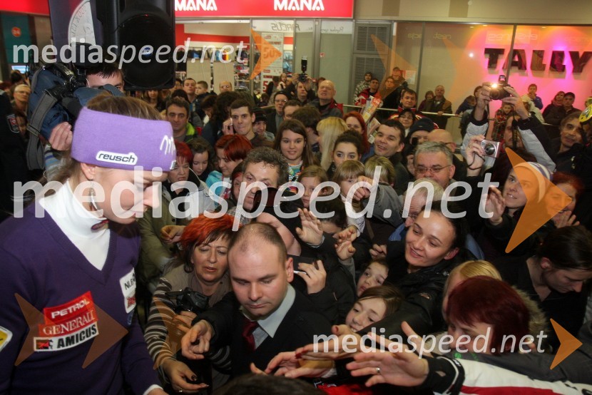 Tina Maze, smučarka; oboževalciDruženje s Tino Maze in predstavitev srebrnika z njeno podobo