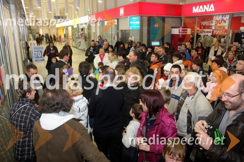 ObiskovalciDruženje s Tino Maze in predstavitev srebrnika z njeno podobo