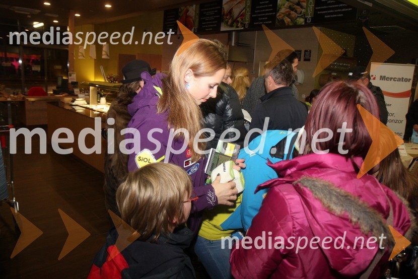 Ana Bucik, smučarka; obiskovalciDruženje s Tino Maze in predstavitev srebrnika z njeno podobo