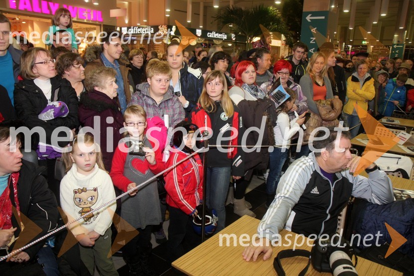 ObiskovalciDruženje s Tino Maze in predstavitev srebrnika z njeno podobo