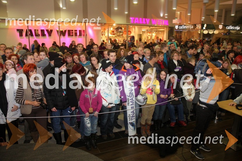 ObiskovalciDruženje s Tino Maze in predstavitev srebrnika z njeno podobo