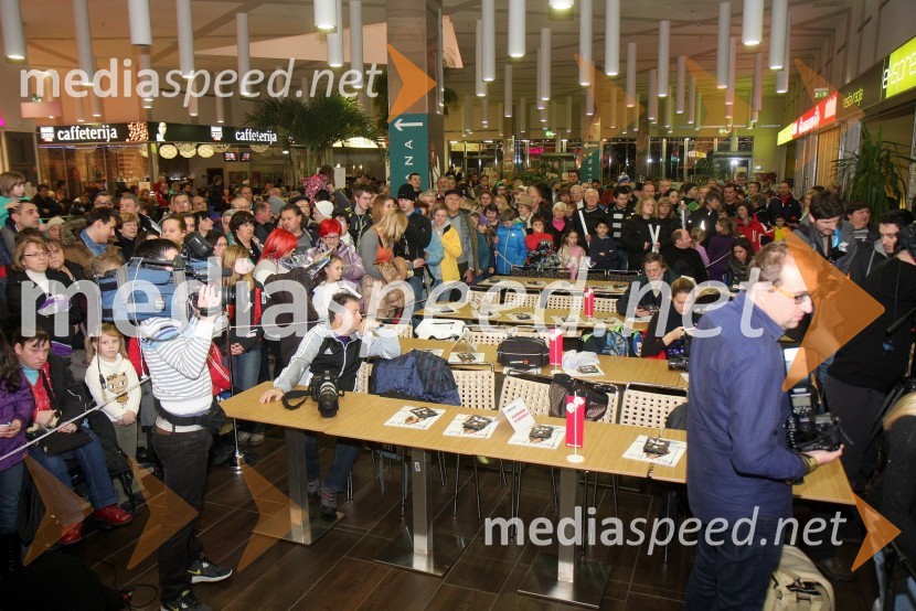 ObiskovalciDruženje s Tino Maze in predstavitev srebrnika z njeno podobo