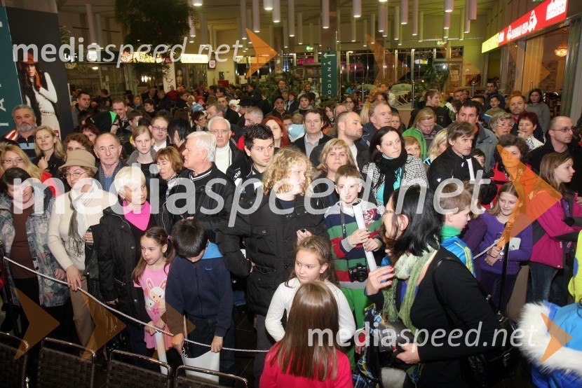 ObiskovalciDruženje s Tino Maze in predstavitev srebrnika z njeno podobo