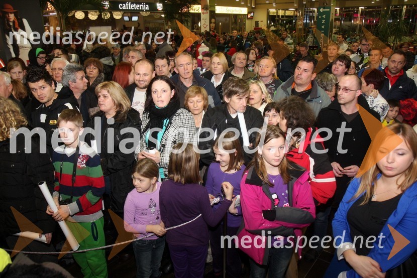 ObiskovalciDruženje s Tino Maze in predstavitev srebrnika z njeno podobo