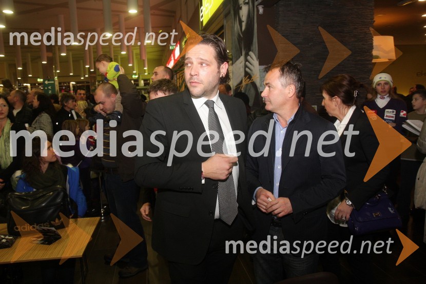 Jure Cekuta, vodja marketinga Zlatarne Celje; Primož Ulaga, direktor Smučarske zveze SlovenijeDruženje s Tino Maze in predstavitev srebrnika z njeno podobo