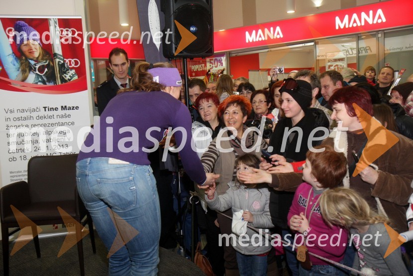 Tina Maze, smučarka; oboževalciDruženje s Tino Maze in predstavitev srebrnika z njeno podobo