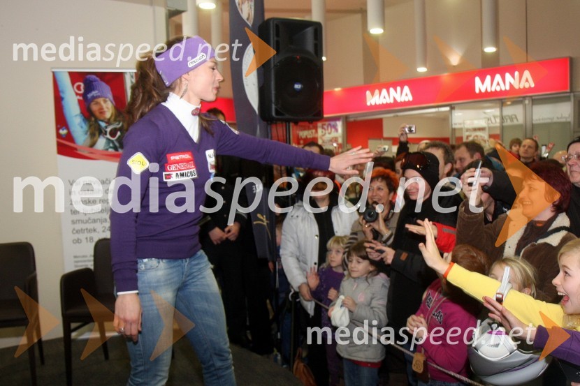 Tina Maze, smučarka; oboževalciDruženje s Tino Maze in predstavitev srebrnika z njeno podobo