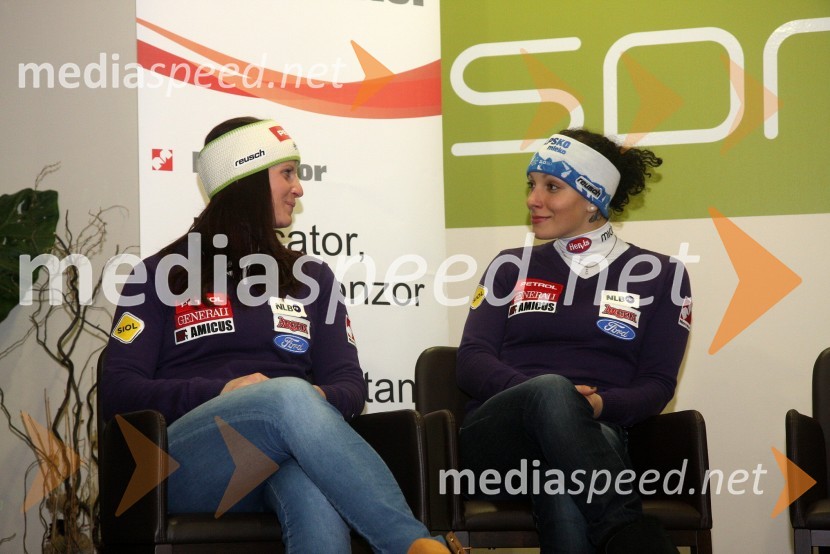 Ula Hafner, smučarka; Ilka Štuhec, smučarkaDruženje s Tino Maze in predstavitev srebrnika z njeno podobo