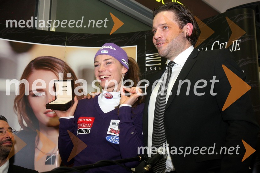 Tina Maze, smučarka; Jure Cekuta, vodja marketinga Zlatarne CeljeDruženje s Tino Maze in predstavitev srebrnika z njeno podobo