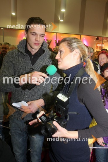 Jan Ternjak, maneken, novinar; Mihaela Margan - Miša, novinarkaDruženje s Tino Maze in predstavitev srebrnika z njeno podobo