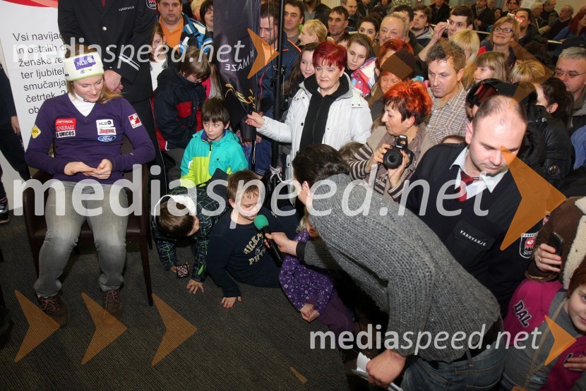 Ana Drev, smučarka; obiskovalciDruženje s Tino Maze in predstavitev srebrnika z njeno podobo