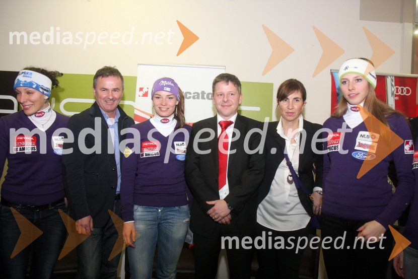 Ilka Štuhec, smučarka; Primož Ulaga, direktor Smučarske zveze Slovenije; Tina Maze, smučarka; Igor Maroša, član uprave Mercator d.d.; ...; Ana Bucik, smučarkaDruženje s Tino Maze in predstavitev srebrnika z njeno podobo