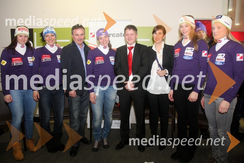 Ula Hafner, smučarka; ; Ilka Štuhec, smučarka; Primož Ulaga, direktor Smučarske zveze Slovenije; Tina Maze, smučarka; Igor Maroša, član uprave Mercator d.d.; ...; Ana Bucik, smučarka; Ana Drev, smučarkaDruženje s Tino Maze in predstavitev srebrnika z njeno podobo