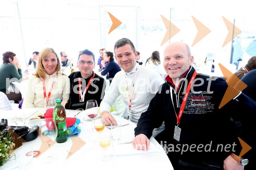 ...; Roman Dobnikar, svetovalec predsednika uprave Petrola; mag. Tomaž Berločnik, predsednik uprave Petrol d.d.; Gregor Benčina, predsednik upravnega odbora družbe Jelovica49. Zlata lisica, veleslalom in druženje v VIP prostoru