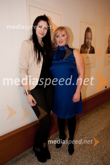 Eva Boto, pevka; Helena Ajdnik, voditeljicaLook at me, otvoritev razstave