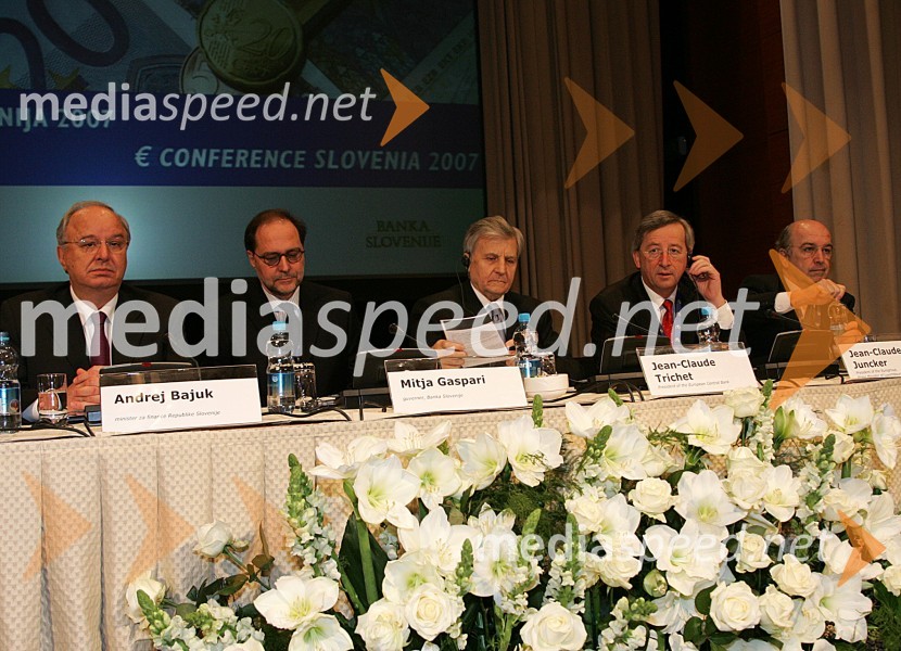 Andrej Bajuk, minister za finance Republike Slovenije, Mitja Gaspari, guverner Banke Slovenije, Jean-Claude Trichet, predsednik Evropske Centralne Banke in Jean-Claude Juncker, predsednik Eurogrupa in premier Luxemburga    
 
Evro konferenca ob uvedbi evra v Sloveniji
