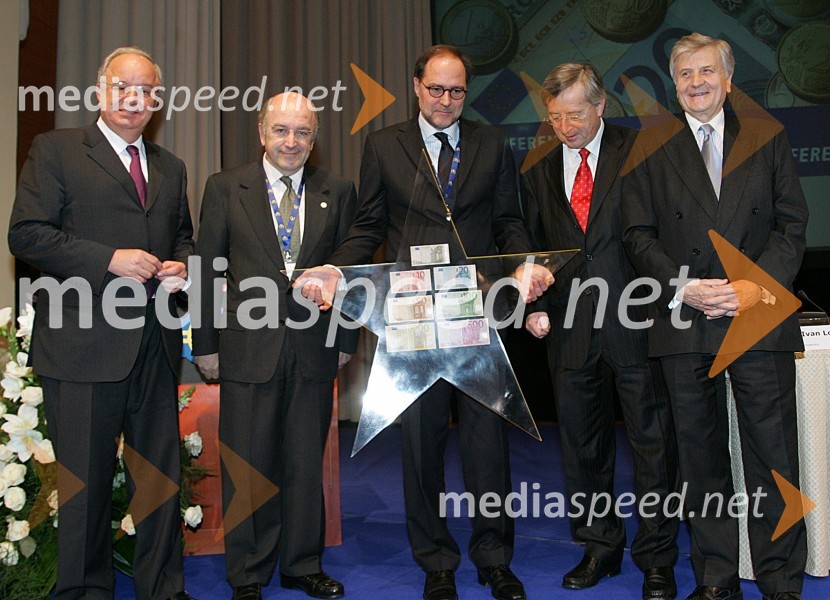 Andrej Bajuk, minister za finance Republike Slovenije, ..., Mitja Gaspari, guverner Banke Slovenije, Jean-Claude Juncker, predsednik Eurogrupa in premier Luxemburga in Jean-Claude Trichet, predsednik Evropske Centralne Banke
 
Evro konferenca ob uvedbi evra v Sloveniji