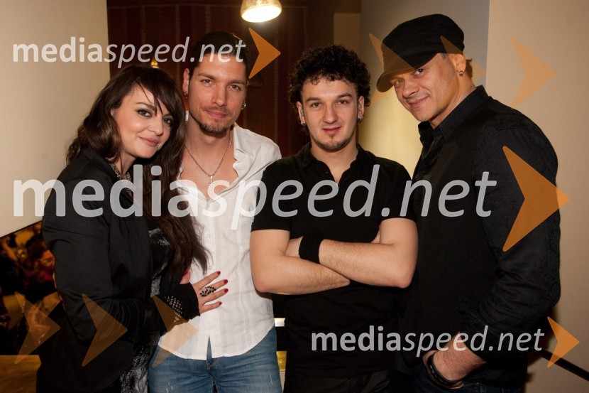 Oriana Girotto, voditeljica; Matic Ajdič, kitarist; Jure Doles, bobnar; Samuel Lucas, glasbenikPazi, mail!, premiera predstave