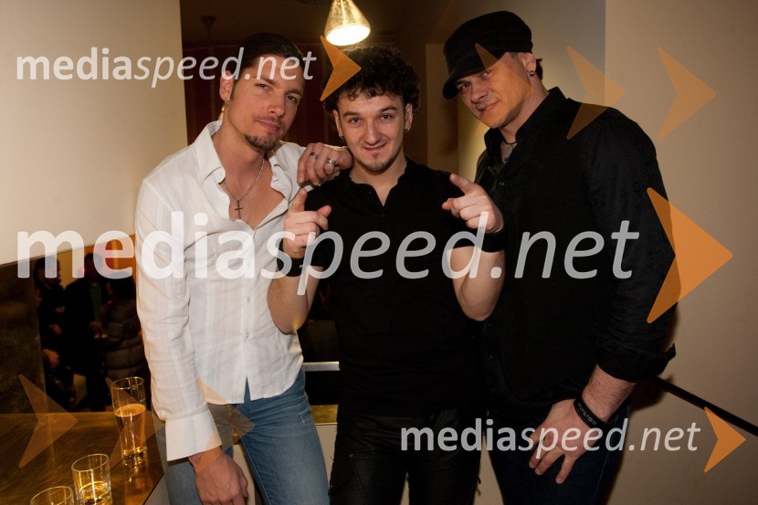 Matic Ajdič, kitarist; Jure Doles, bobnar; Samuel Lucas, glasbenikPazi, mail!, premiera predstave