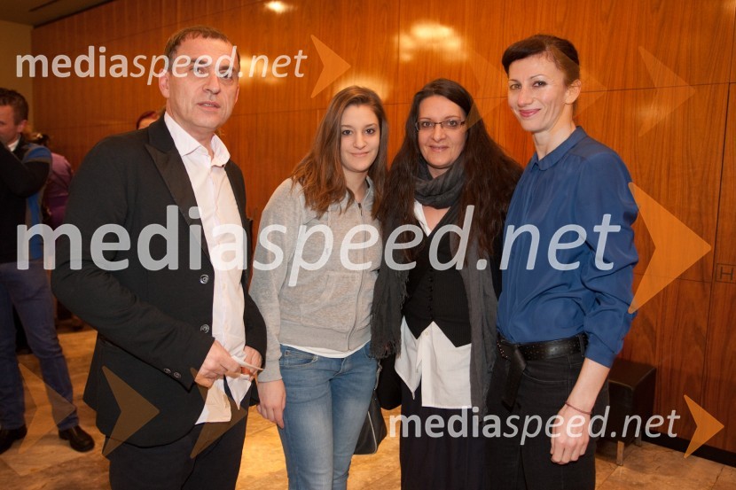 Blaž Peršin, direktor Mestnega Muzeja; Tara; Tatjana Ažman, dramaturginja; Sanja Neškovič Peršin, baletna plesalkaKomedija z ženskami, premiera v MGL