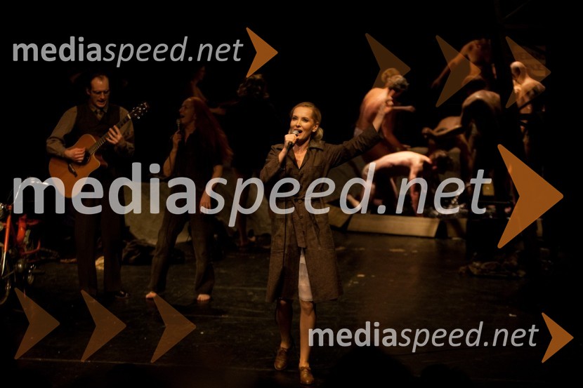 Prizor iz predstaveKomedija z ženskami, premiera v MGL