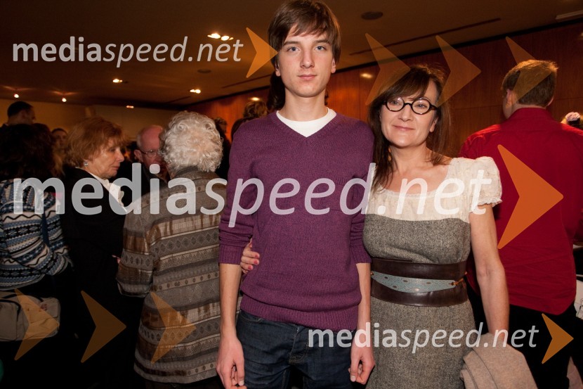 Oskar; Nada Vodušek, radijska voditeljica, performerkaKomedija z ženskami, premiera v MGL