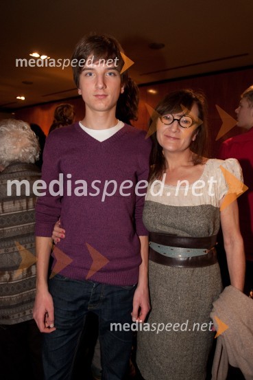 Oskar; Nada Vodušek, radijska voditeljica, performerkaKomedija z ženskami, premiera v MGL