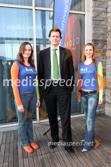 Tilen Majnardi, vodja korporativnega komuniciranja Hit d.d. in hostesiPredstavitev Ski legends, tiskovna konferenca