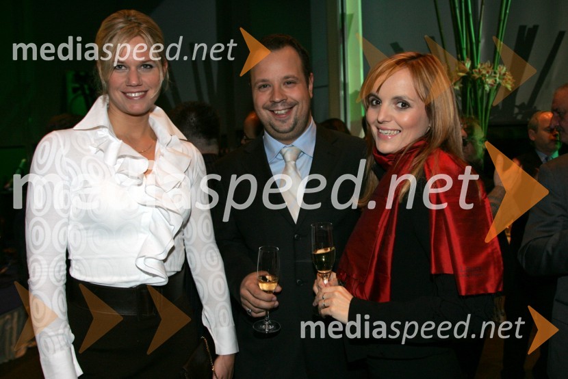 Nina Orel, vodja odnosov z javnostmi na Ministrstvu za kulturo ter Mark Žitnik in Ajša Vodnik, voditelja na TV PaprikaPredsedniški sprejem za novinarje