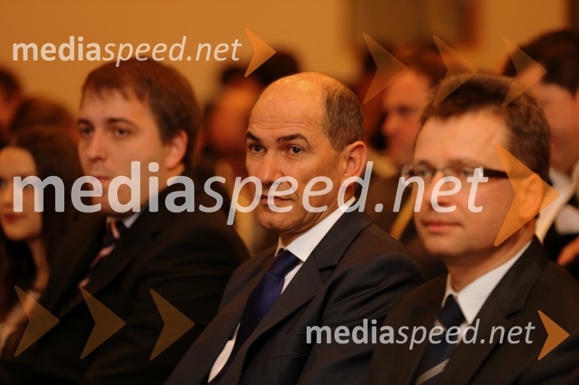 Andrej Čuš, predsednik SDM; Janez Janša, predsednik stranke SDS; Zvone Černač, SDSAndrej Čuš ponovno izvoljen za predsednika SDM