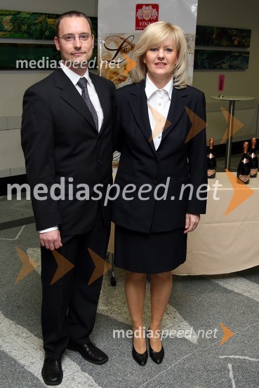 Marko Bračko in Metka Štamfer, matičarkaModna revija poročnega salona Adea