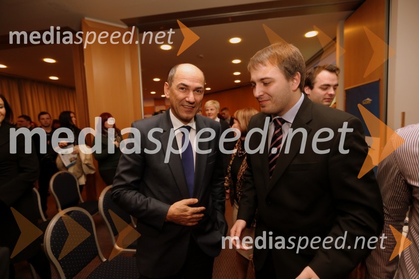 Janez Janša, predsednik stranke SDS;&nbsp;Andrej Čuš, predsednik SDMAndrej Čuš ponovno izvoljen za predsednika SDM