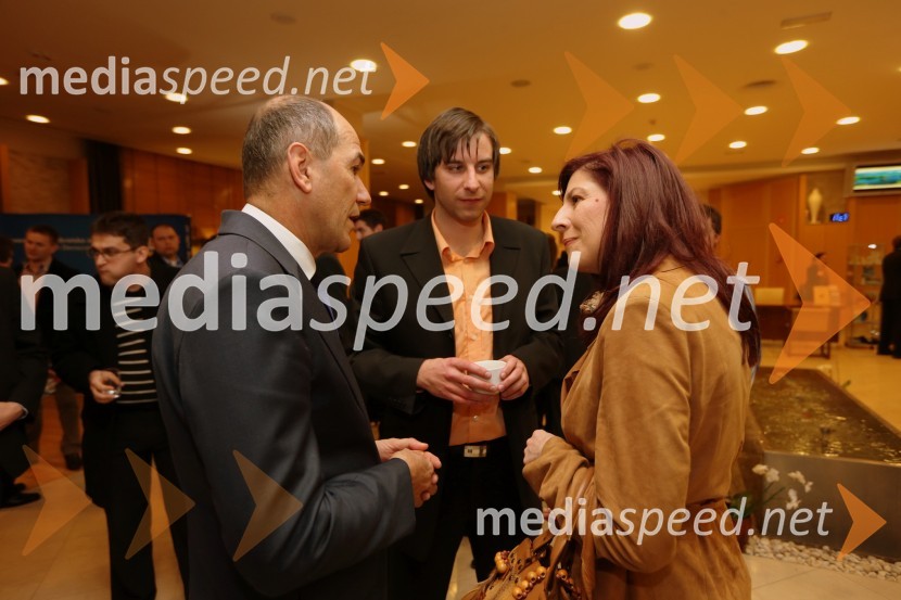Janez Janša, predsednik stranke SDS; Matej Žontar, piar SDM: Romana Jordan Cizej, evroposlanka SDSAndrej Čuš ponovno izvoljen za predsednika SDM