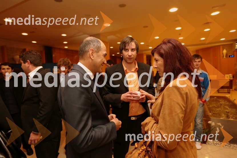 Janez Janša, predsednik stranke SDS;&nbsp;Matej Žontar, piar SDM: Romana Jordan Cizej, evroposlanka SDSAndrej Čuš ponovno izvoljen za predsednika SDM