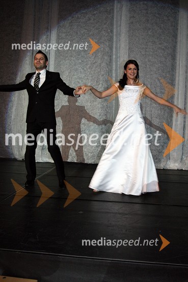 Mateja Podgornik, nekdanja članica zasedbe Power dancers z možem MarkomModna revija poročnega salona Adea