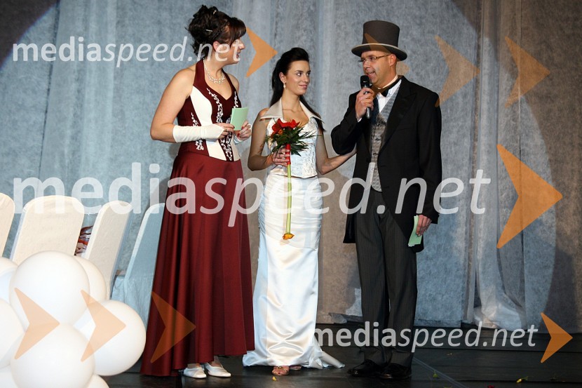 Sonja Breznik, voditeljica prireditve, Anita Perko, manekenka in Boštjan Tement, voditelj prireditveModna revija poročnega salona Adea