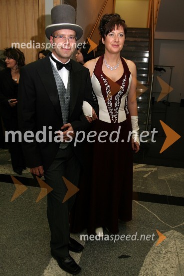 Boštjan Tement in Sonja Breznik, voditelja prireditveModna revija poročnega salona Adea