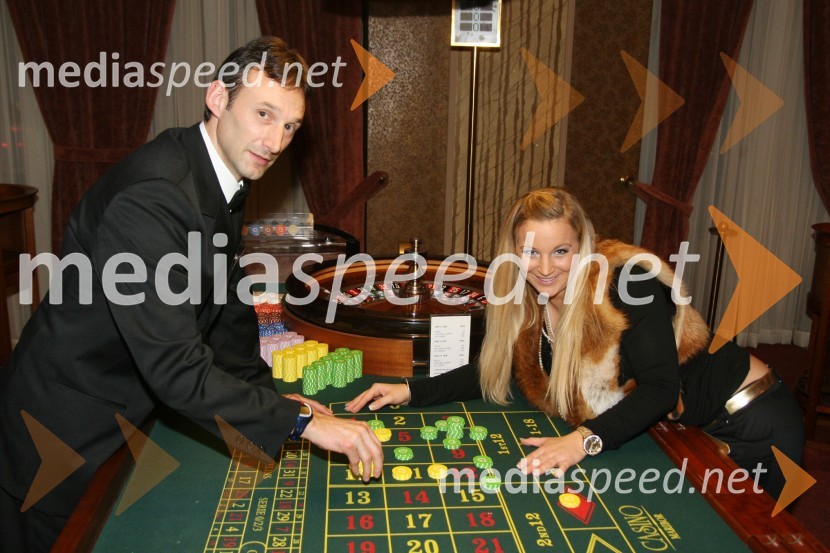 Krupje in Nika Marolt, krznarka ter dekle 6pack Čukurja17. obletnica Casino Maribor